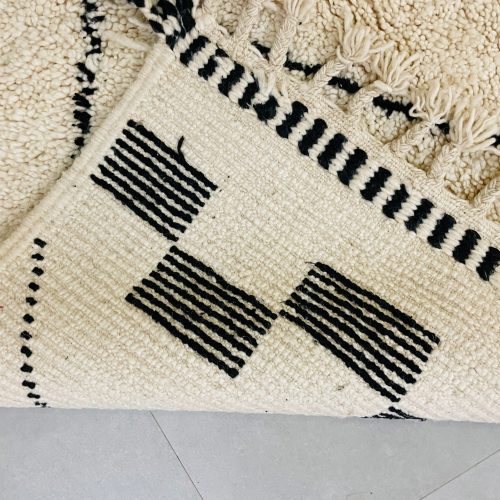 Moroccan woolen rug 7