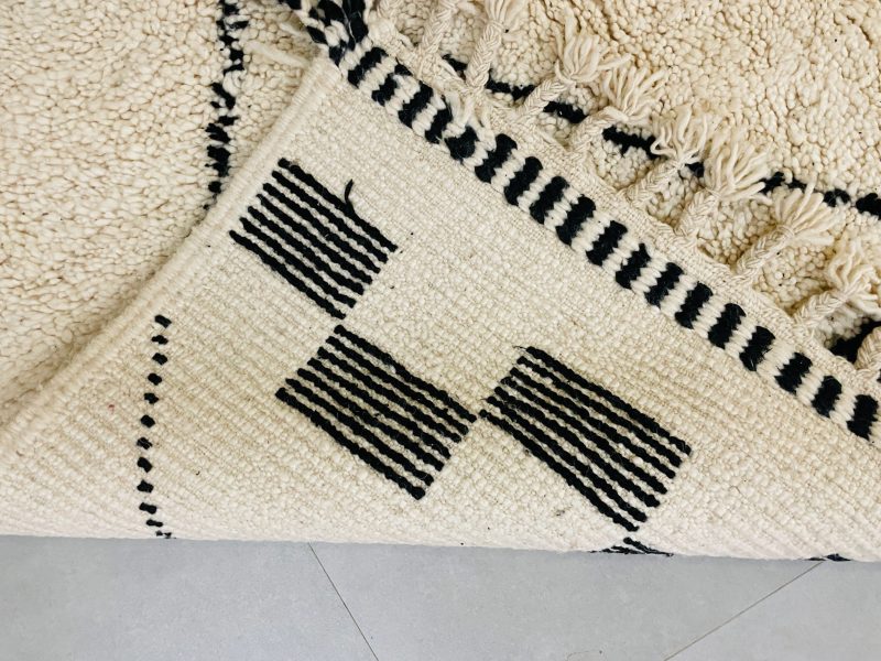 Moroccan woolen rug 7