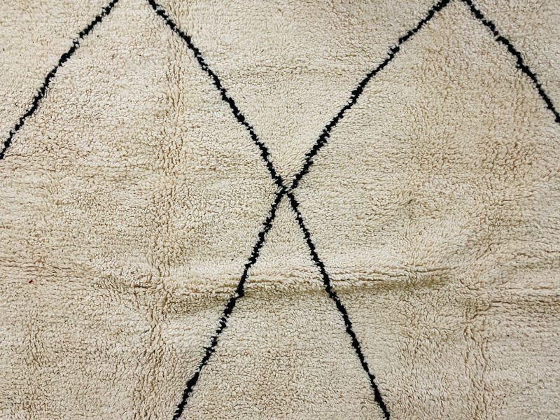 Moroccan woolen rug 8